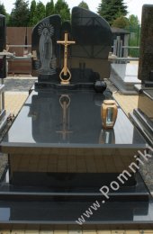 Nagrobek z czarnego granitu z ręcznie wykutym wizerunkiem Matki Boskiej