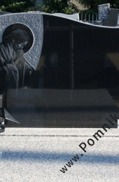 Pomnik z granitu 