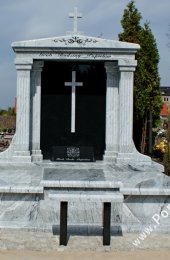 Grobowiec rodzinny z przepięknego granitu Viscount White i granitu Absolut Black