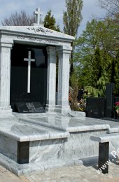 Grobowiec rodzinny z przepięknego granitu Viscount White i granitu Absolut Black