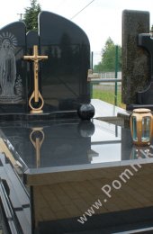 Nagrobek z czarnego granitu z ręcznie wykutym wizerunkiem Matki Boskiej