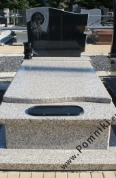 Pomnik z granitu 